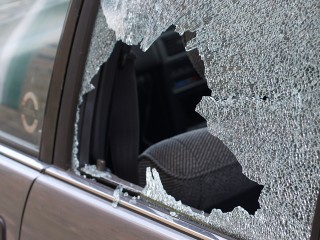 «Конфликт из-за парковки»: жители Долгопрудного предположили, почему разбили авто во дворе