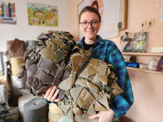 Мама пятерых детей из Фрязина организовала производство правильных маскировочных сетей