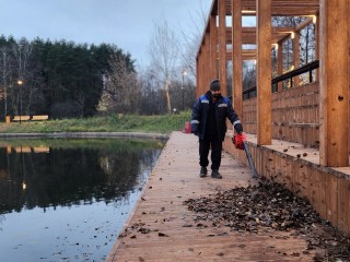 Чистота и порядок: как дворники заботятся о набережной Суворовских прудов и Свердловском парке