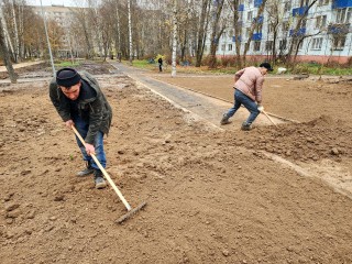 В сквере на улице Дзержинского рабочие готовятся к посадке газона