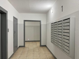 В жилом доме в Калининце установили новые окна и почтовые ящики