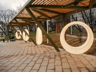 На набережной Травинского озера установили интерактивные светящиеся качели