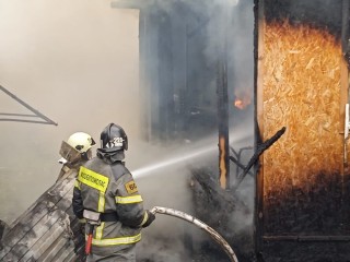 Пожарные ликвидировали возгорание дома и бытовки в Кашире