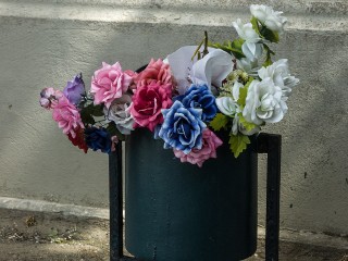 В Дрожжине обнаружили грустный букет в урне