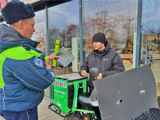 В Красногорске автоинспекторы помогли курьерам засветиться
