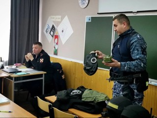 Первый шаг к уверенности: чему научили росгвардейцы учеников школы «Вектор»