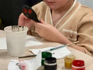 Семьи героев СВО научились расписывать деревянные ложки: необычная встреча в Пушкино