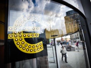 Рубль крепчает, а валюта уходит в руки: доллары и евро скупили в рекордных объемах