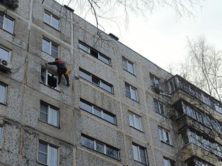 Промышленные альпинисты работают на фасадах коломенских многоэтажек
