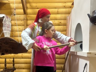 Детям в Бронницах устроили экскурсию по русской избе