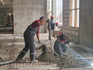 В крупнейшем медцентре Подмосковья приступили к стяжке пола и монтажу электрики