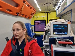 Врач, медбрат и водитель: как команда детского реанимобиля спасает жизни малышей