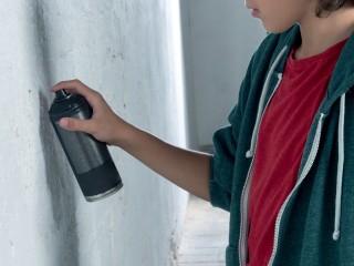 Подростки оставили нецензурные надписи на фасаде ТЦ «Полет»