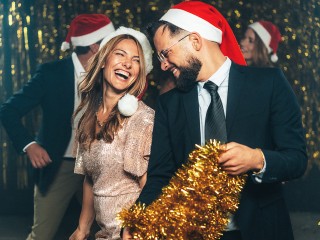 «Вам еще вместе работать»: что надеть на новогодний корпоратив