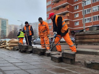 В Лосино-Петровском на улице Нагорной обновляют бордюр