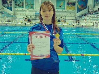 Золотая медаль в брассе: спортсменка из Пущина поразила всех на областных соревнованиях в Рузе