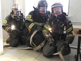 Совместные учения на «пять»: пожарные Волоколамска отработали слаженность при тушении условного пожара в школе