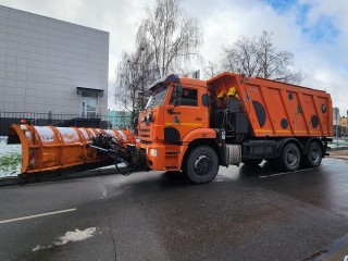 Коммунальщики Клина обрабатывают дороги соляно-песчаной смесью после снегопада