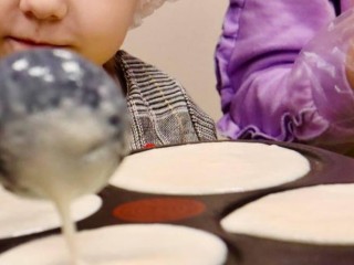 Мастер-класс по блинчикам и подарки: как в Егорьевске позаботились о детях участников СВО