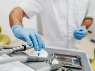 Льготное зубопротезирование доступно участникам СВО в Подмосковье