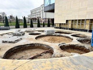 Рабочие в Шаховской озеленяют парк у нового Дворца торжеств