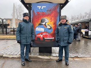 В Рошале открыли мемориальное панно в честь 35-летия МЧС и памяти погибшего спасателя