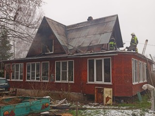 Пожарные ликвидировали возгорание в дачном доме в деревне Владимирово