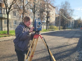 Геодезисты следят за качеством ремонта дороги на Заречной улице
