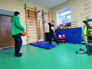 Серпуховский завод оснастил спортивный уголок центра «Маяк» новым инвентарём для детей