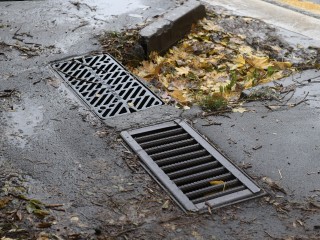 Коммунальщики прочистили ливневку на улице Вертлинской, чтобы у подъездов не собирались лужи