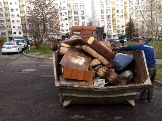 Хлам под окнами: жителям Колычева напомнили, куда свозить крупногабаритный мусор