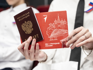 В Молодежном центре «Победа» вручили первые паспорта 14-летним жителям округа