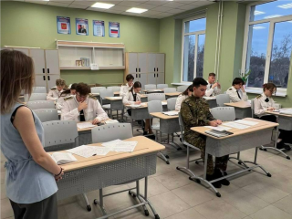 Выпускники Подмосковья прошли апробацию итогового сочинения: где проверяют работы, когда ждать результаты и как готовиться к основному этапу