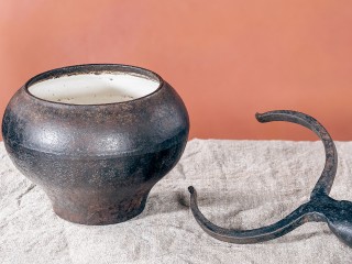 Школьники в музее научились носить ведра на коромысле и поднимать ухватом чугунок