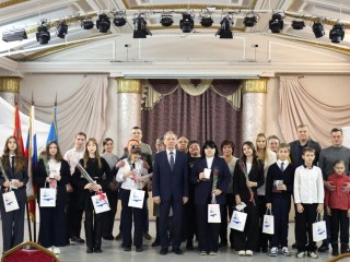 Первый шаг во взрослую жизнь: девять подростков стали полноправными гражданами России