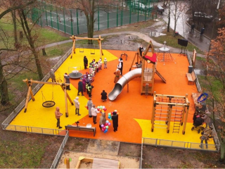 Время прогулок стало веселее: новые зоны с веревочными комплексами и песочницами открыли в Дзержинском
