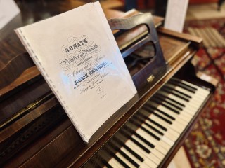 Простоявший «в кустах» 200 лет рояль заиграл в подмосковной усадьбе