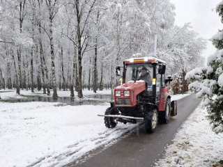Уборка первого снега в Лобне: более 50% дорог уже расчищены, работы идут в две смены