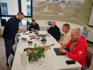 На вкус и цвет: как в Семейном центре имени А. И. Мещерякова незрячие бойцы СВО покоряют «Кулинарные горизонты»
