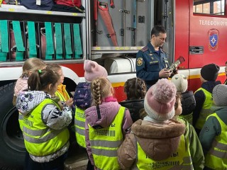 В Ленинском округе школьникам показали, как работают пожарные