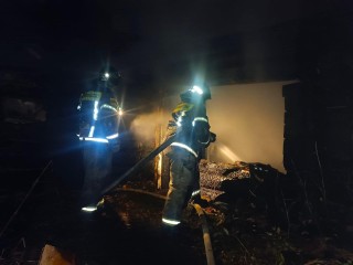 Пожарные ликвидировали возгорание в нежилом здании в Серебряных Прудах