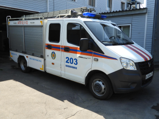 Обычный вызов скорой превратился в сложную операцию: спасатели помогли аккуратно вынести тяжелую пациентку и передали медикам