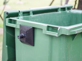 Реутовский Челентано устроил пляски в мусорном контейнере