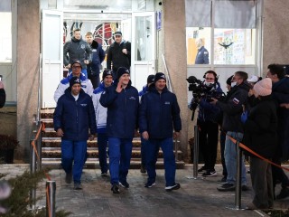 Тронуло всех: песня «Трава у дома» сопроводила суровых космонавтов на Байконуре