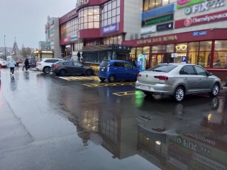 Новую разметку нанесли на парковке у «Гранда»