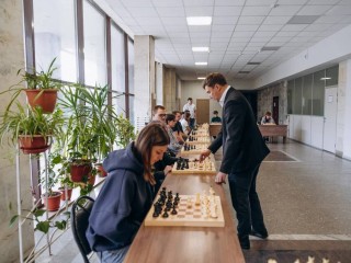 Домодедовские студенты сыграли партию с гроссмейстером Сергеем Карякиным