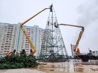 В Подольске начали устанавливать одну из самых высоких новогодних елок округа