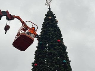 Гирлянды и цветные шары: в Подольске установили 12-метровую ель у главного дома культуры