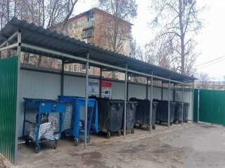 Граффити и рекламные объявления отмывают с контейнерных площадок в Коломне