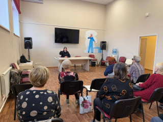 Пенсионеров Павловского Посада научили безопасно переходить дорогу в темное время суток